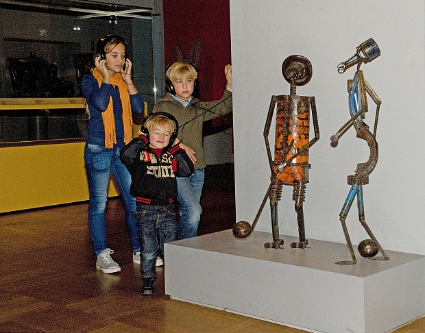 Kinder entdecken die Ausstellung